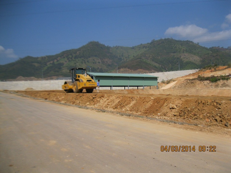 Cong tac dam dat vai ho chua nuoc rac.jpg